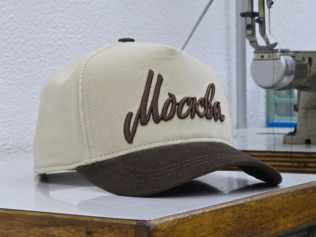 Бейсболка Trucker из 100% хлопка с гнутым козырьком, бежево-коричневая с вышивкой